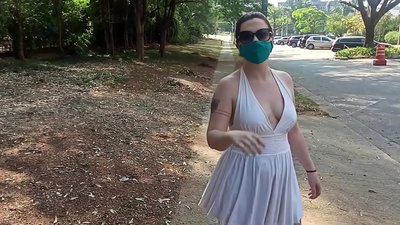 Јавна голотија: девојка од Русија се обидува да се соблече на улиците на Рио де Жанеиро. За малку ќе биде уапсена.